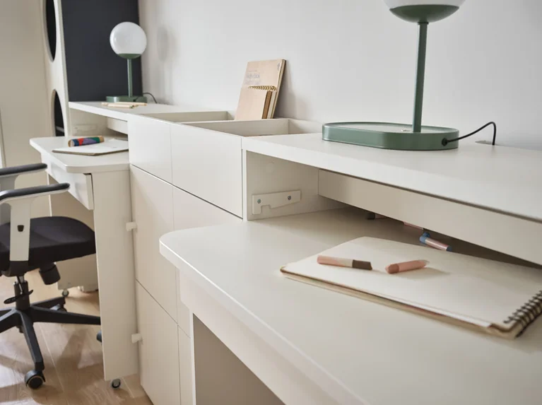Biurko z organizerem w minimalistycznym pokoju.